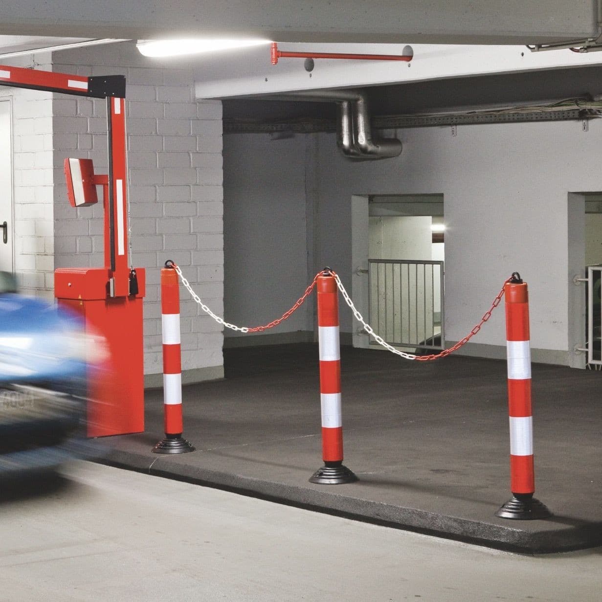 1m High Red & White Reflective Posts - Choice of 2 Bases