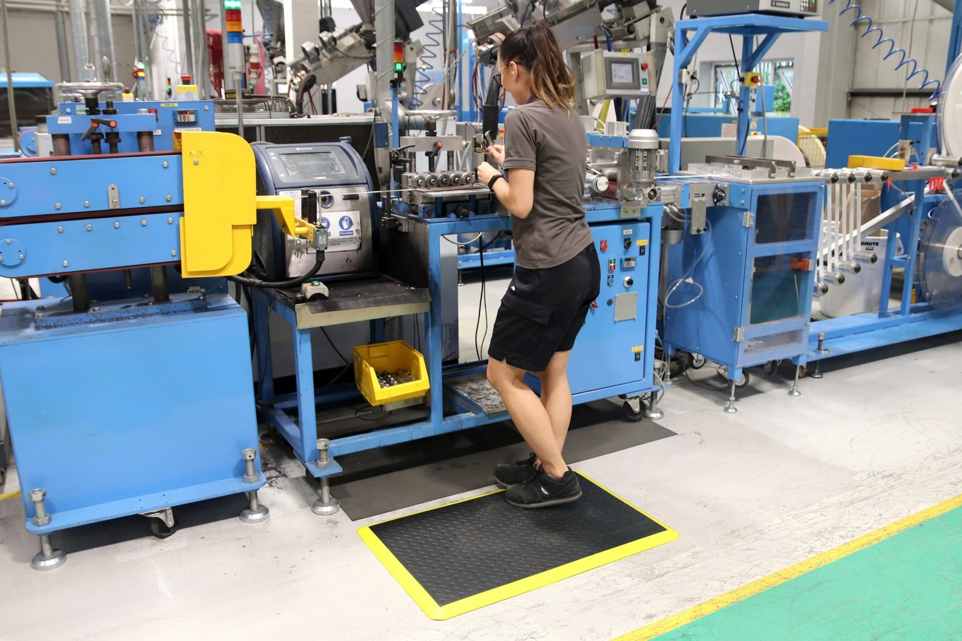 COBAelite Diamond Tread Anti-Fatigue Workstation Mats | Black/Yellow